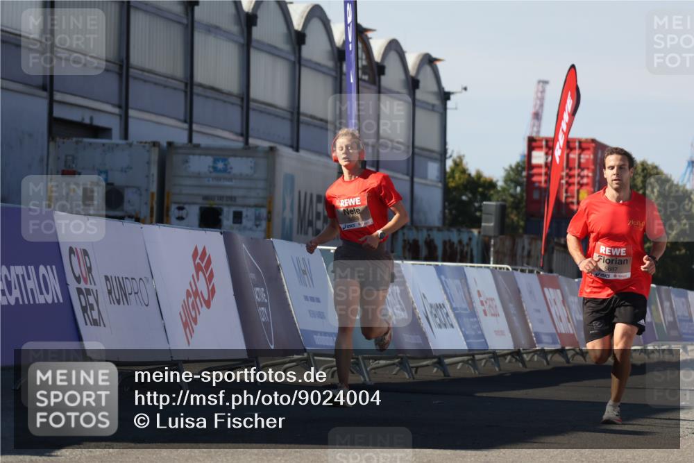 03.10.2025 - Köhlbrandbrückenlauf Luisa Fischer http://msf.ph/oto/9024004 03.10.2025 12:49:39 Ziel 5687, 5688, 6482 meine-sportfotos.de