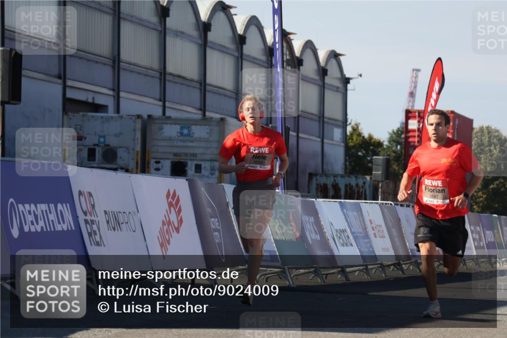 03.10.2025 - Köhlbrandbrückenlauf Luisa Fischer http://msf.ph/oto/9024009 03.10.2025 12:49:40 Ziel 5687, 5688, 6482 meine-sportfotos.de