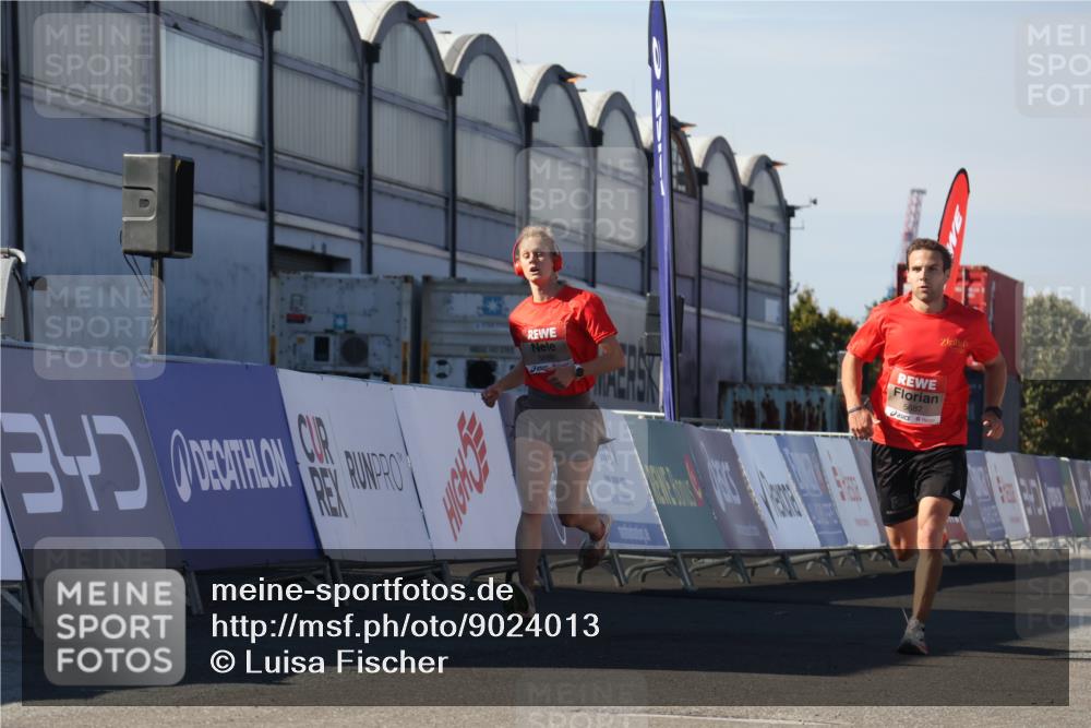 03.10.2025 - Köhlbrandbrückenlauf Luisa Fischer http://msf.ph/oto/9024013 03.10.2025 12:49:40 Ziel 5687, 5688, 6482 meine-sportfotos.de