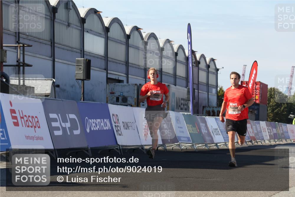 03.10.2025 - Köhlbrandbrückenlauf Luisa Fischer http://msf.ph/oto/9024019 03.10.2025 12:49:40 Ziel 5687, 5688, 6482 meine-sportfotos.de