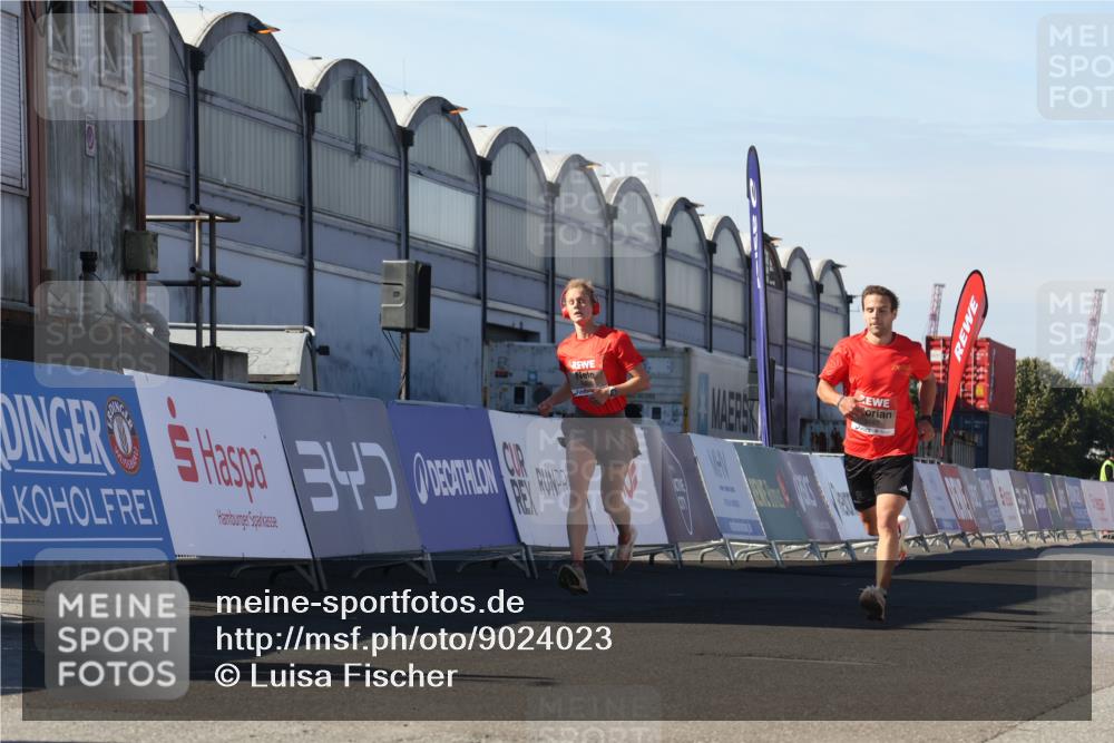 03.10.2025 - Köhlbrandbrückenlauf Luisa Fischer http://msf.ph/oto/9024023 03.10.2025 12:49:41 Ziel 5687, 5688, 6482 meine-sportfotos.de