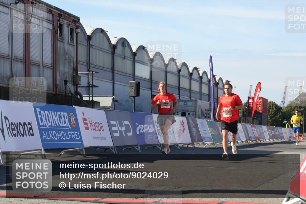 03.10.2025 - Köhlbrandbrückenlauf Luisa Fischer http://msf.ph/oto/9024029 03.10.2025 12:49:41 Ziel 5687, 5688, 6482 meine-sportfotos.de