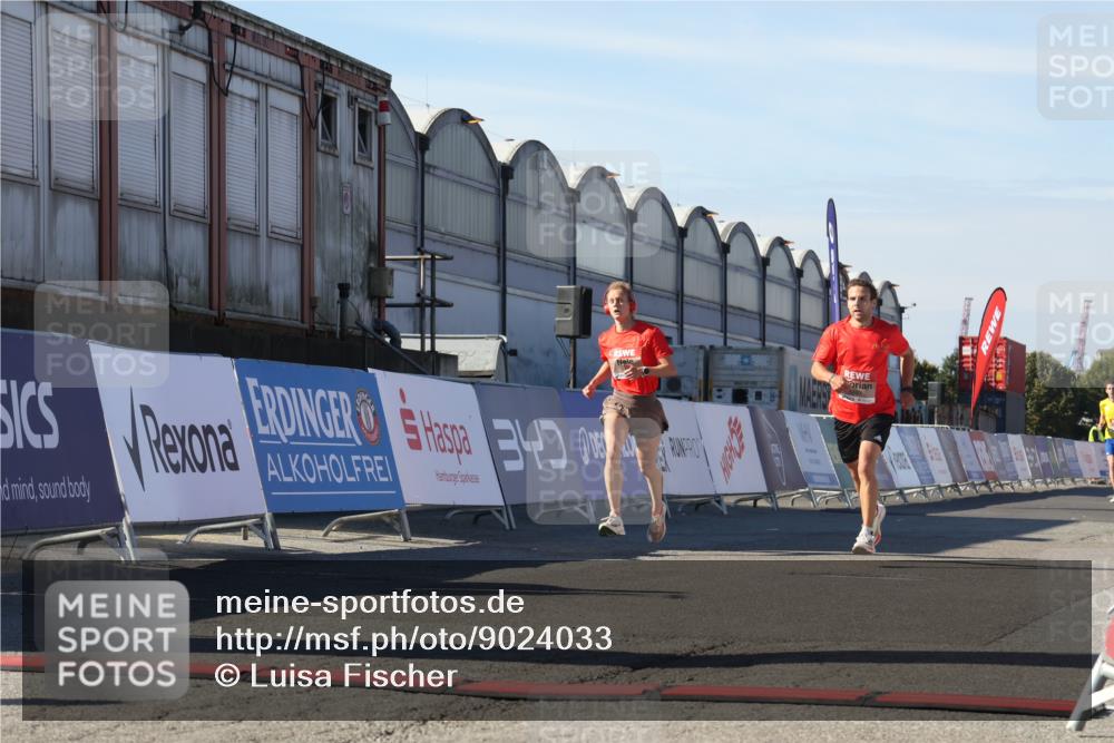03.10.2025 - Köhlbrandbrückenlauf Luisa Fischer http://msf.ph/oto/9024033 03.10.2025 12:49:41 Ziel 5687, 5688, 6482 meine-sportfotos.de