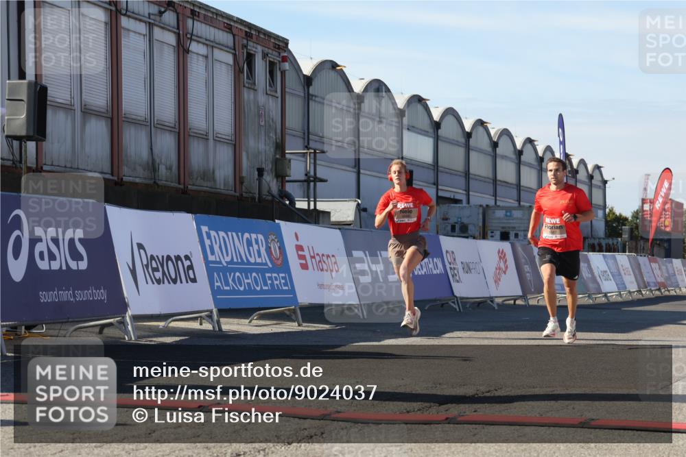 03.10.2025 - Köhlbrandbrückenlauf Luisa Fischer http://msf.ph/oto/9024037 03.10.2025 12:49:42 Ziel 5687, 5688, 6482 meine-sportfotos.de
