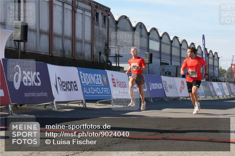 03.10.2025 - Köhlbrandbrückenlauf Luisa Fischer http://msf.ph/oto/9024040 03.10.2025 12:49:42 Ziel 5687, 5688, 6482 meine-sportfotos.de