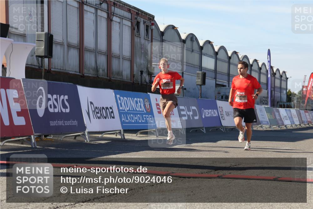 03.10.2025 - Köhlbrandbrückenlauf Luisa Fischer http://msf.ph/oto/9024046 03.10.2025 12:49:42 Ziel 5687, 5688, 6482 meine-sportfotos.de