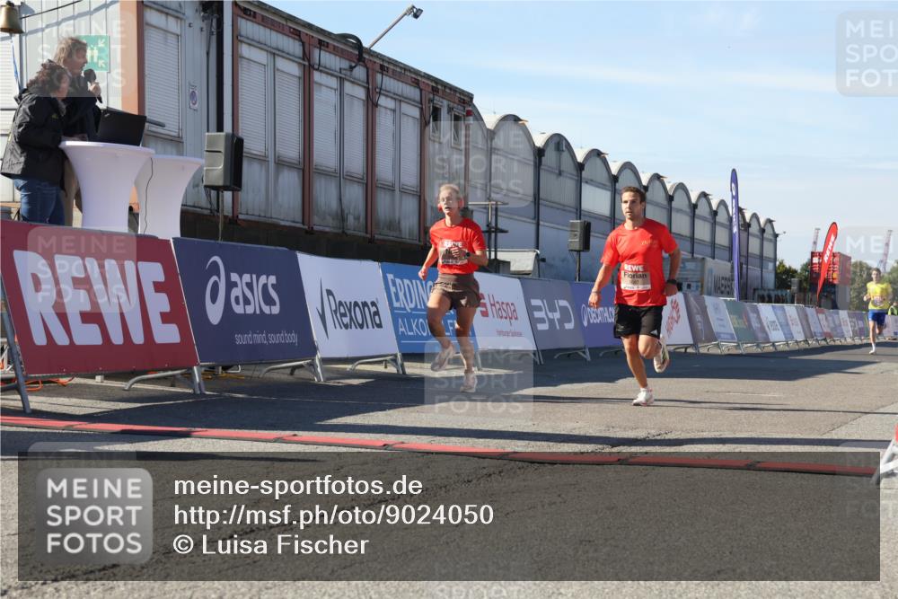 03.10.2025 - Köhlbrandbrückenlauf Luisa Fischer http://msf.ph/oto/9024050 03.10.2025 12:49:43 Ziel 5687, 5688, 6253, 6482 meine-sportfotos.de