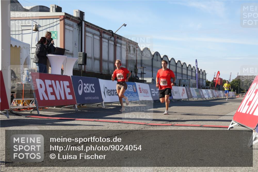 03.10.2025 - Köhlbrandbrückenlauf Luisa Fischer http://msf.ph/oto/9024054 03.10.2025 12:49:43 Ziel 5687, 5688, 6253, 6482 meine-sportfotos.de