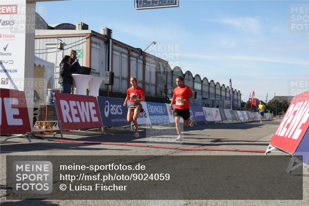 03.10.2025 - Köhlbrandbrückenlauf Luisa Fischer http://msf.ph/oto/9024059 03.10.2025 12:49:43 Ziel 5687, 5688, 6253, 6482 meine-sportfotos.de