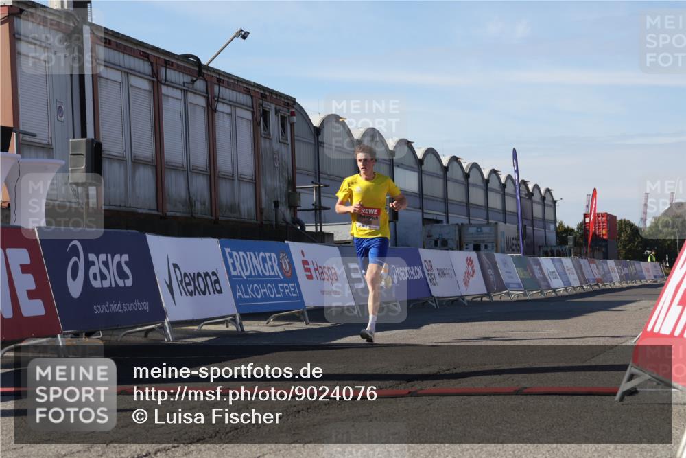 03.10.2025 - Köhlbrandbrückenlauf Luisa Fischer http://msf.ph/oto/9024076 03.10.2025 12:49:48 Ziel 5687, 5688, 6253 meine-sportfotos.de