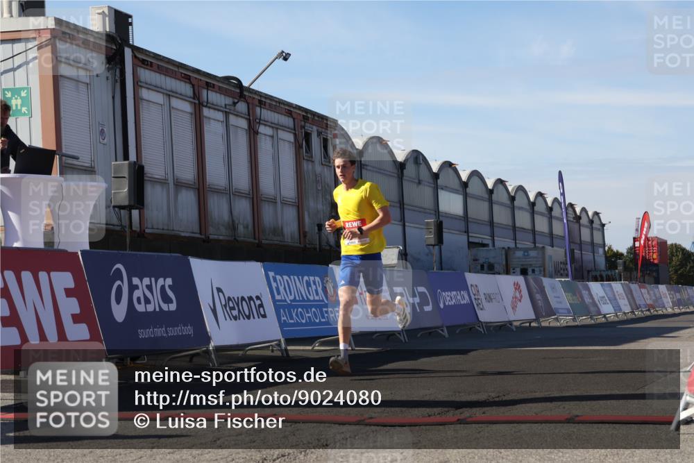 03.10.2025 - Köhlbrandbrückenlauf Luisa Fischer http://msf.ph/oto/9024080 03.10.2025 12:49:48 Ziel 5687, 5688, 6253 meine-sportfotos.de