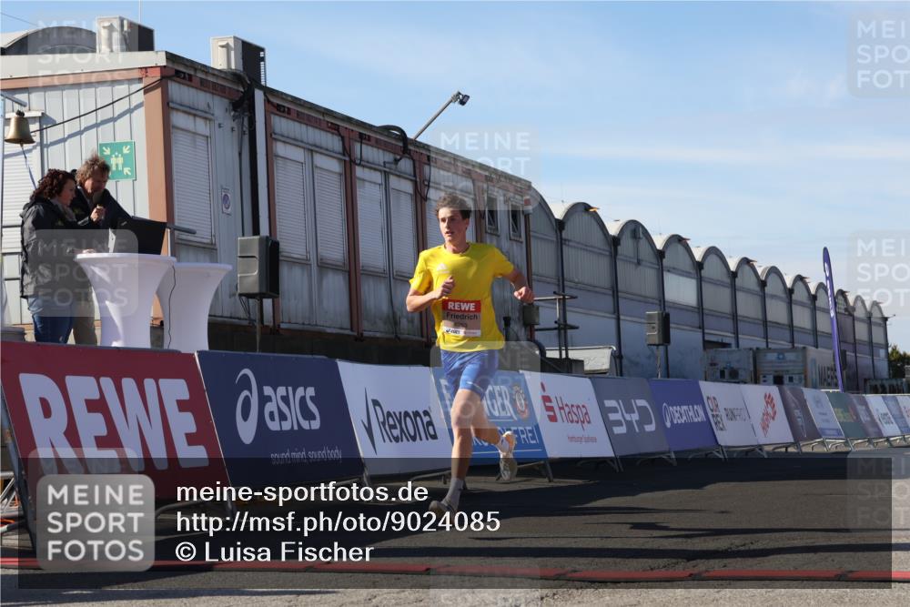 03.10.2025 - Köhlbrandbrückenlauf Luisa Fischer http://msf.ph/oto/9024085 03.10.2025 12:49:48 Ziel 5687, 5688, 6253 meine-sportfotos.de