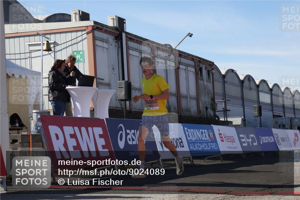 03.10.2025 - Köhlbrandbrückenlauf Luisa Fischer http://msf.ph/oto/9024089 03.10.2025 12:49:49 Ziel 5687, 5688, 6253 meine-sportfotos.de