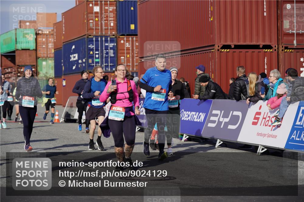 03.10.2025 - Köhlbrandbrückenlauf Michael Burmester http://msf.ph/oto/9024129 03.10.2025 10:26:40 Ziel 1425, 1509, 1726, 1727, 1756, 1840, 1996, 2133, 2219, 2259, 2405, 2551, 2574, 2655, 2952, 3105, 3110, 3163, 3602, 3787 meine-sportfotos.de