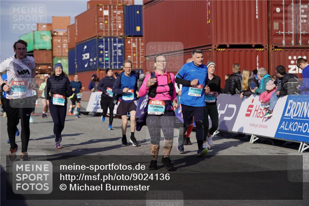 03.10.2025 - Köhlbrandbrückenlauf Michael Burmester http://msf.ph/oto/9024136 03.10.2025 10:26:41 Ziel 1425, 1509, 1726, 1727, 1756, 1840, 1996, 2133, 2259, 2405, 2551, 2586, 2655, 2952, 3105, 3110, 3163, 3602, 3787 meine-sportfotos.de