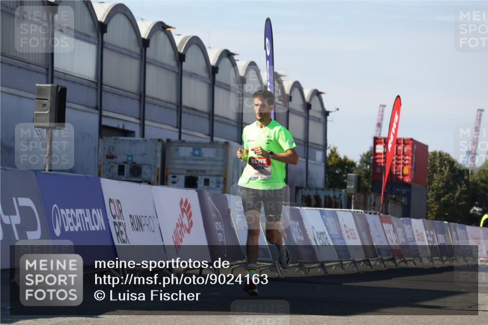 03.10.2025 - Köhlbrandbrückenlauf Luisa Fischer http://msf.ph/oto/9024163 03.10.2025 12:50:34 Ziel 6248 meine-sportfotos.de