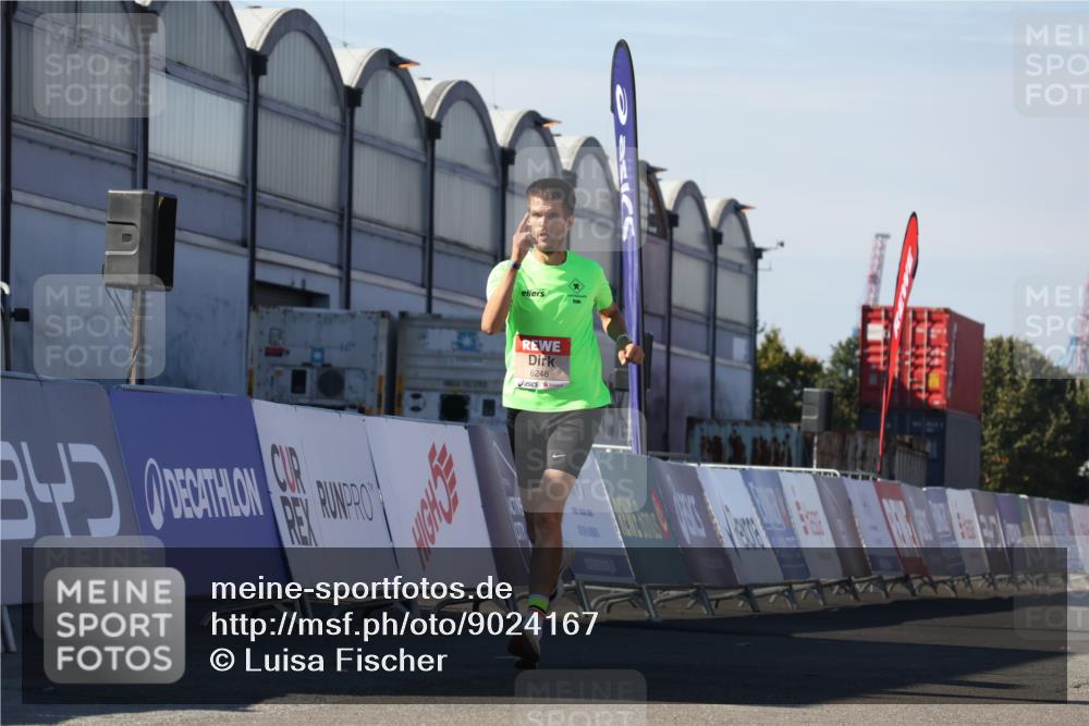 03.10.2025 - Köhlbrandbrückenlauf Luisa Fischer http://msf.ph/oto/9024167 03.10.2025 12:50:35 Ziel 6248 meine-sportfotos.de