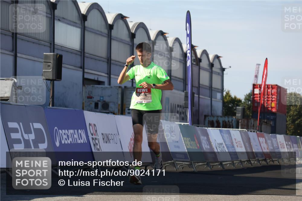 03.10.2025 - Köhlbrandbrückenlauf Luisa Fischer http://msf.ph/oto/9024171 03.10.2025 12:50:35 Ziel 6248 meine-sportfotos.de