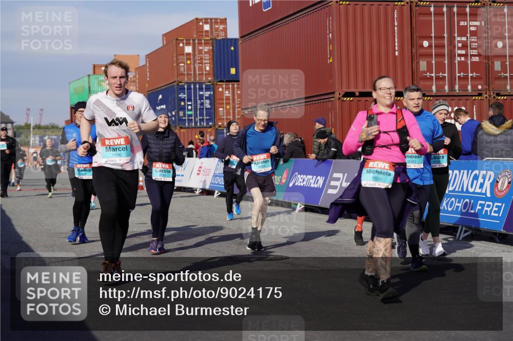 03.10.2025 - Köhlbrandbrückenlauf Michael Burmester http://msf.ph/oto/9024175 03.10.2025 10:26:42 Ziel 1425, 1509, 1726, 1727, 1756, 1840, 1996, 2133, 2259, 2405, 2551, 2586, 2655, 2952, 3105, 3110, 3163, 3241, 3242, 3602, 3787 meine-sportfotos.de