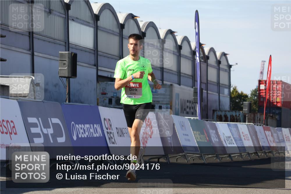 03.10.2025 - Köhlbrandbrückenlauf Luisa Fischer http://msf.ph/oto/9024176 03.10.2025 12:50:35 Ziel 6248 meine-sportfotos.de