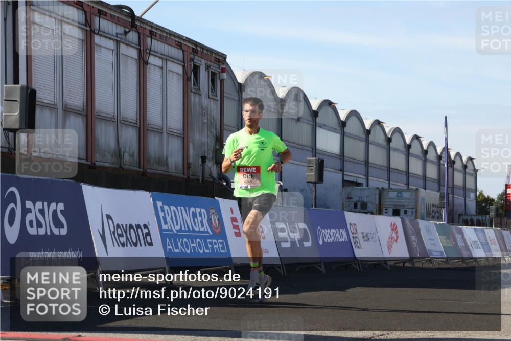 03.10.2025 - Köhlbrandbrückenlauf Luisa Fischer http://msf.ph/oto/9024191 03.10.2025 12:50:37 Ziel 6248 meine-sportfotos.de