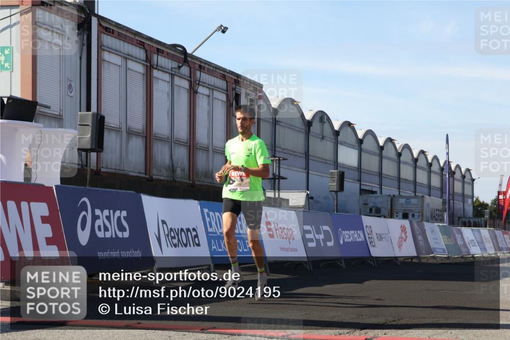 03.10.2025 - Köhlbrandbrückenlauf Luisa Fischer http://msf.ph/oto/9024195 03.10.2025 12:50:37 Ziel 6248 meine-sportfotos.de