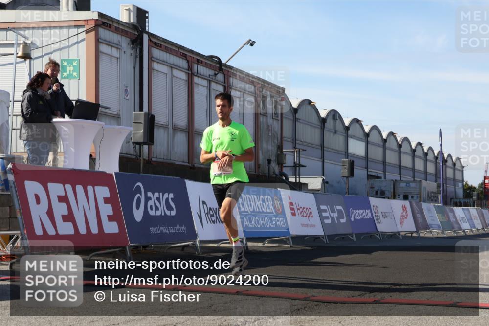 03.10.2025 - Köhlbrandbrückenlauf Luisa Fischer http://msf.ph/oto/9024200 03.10.2025 12:50:37 Ziel 6248 meine-sportfotos.de