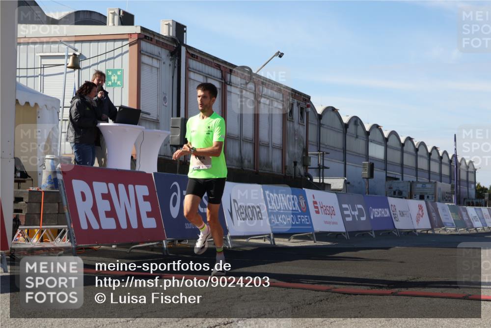03.10.2025 - Köhlbrandbrückenlauf Luisa Fischer http://msf.ph/oto/9024203 03.10.2025 12:50:38 Ziel 6248 meine-sportfotos.de