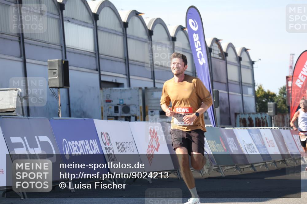 03.10.2025 - Köhlbrandbrückenlauf Luisa Fischer http://msf.ph/oto/9024213 03.10.2025 12:50:50 Ziel 4072 meine-sportfotos.de