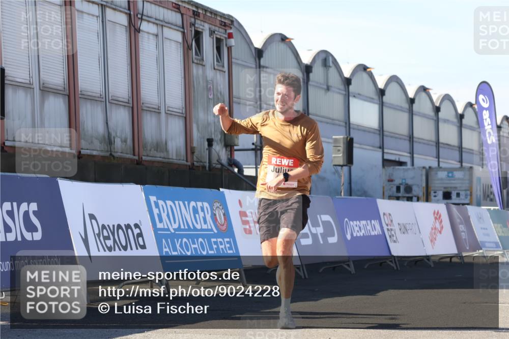 03.10.2025 - Köhlbrandbrückenlauf Luisa Fischer http://msf.ph/oto/9024228 03.10.2025 12:50:52 Ziel 4072, 6216, 6552 meine-sportfotos.de
