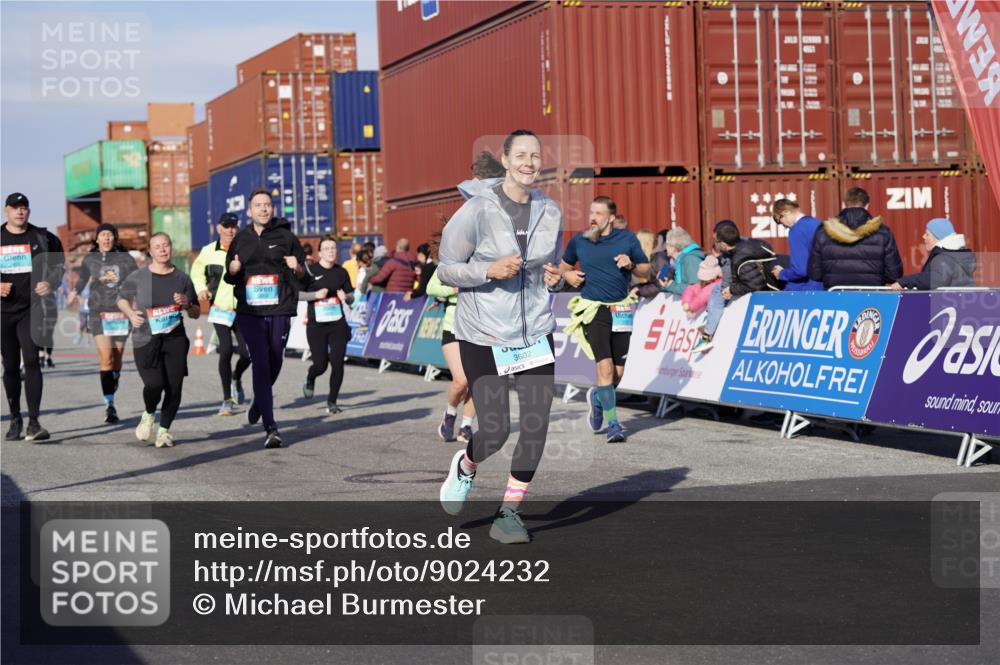 03.10.2025 - Köhlbrandbrückenlauf Michael Burmester http://msf.ph/oto/9024232 03.10.2025 10:26:47 Ziel 1726, 1727, 1935, 2133, 2405, 2586, 2655, 2930, 3044, 3241, 3242, 3364, 3367, 3602, 3829 meine-sportfotos.de