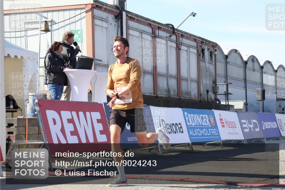 03.10.2025 - Köhlbrandbrückenlauf Luisa Fischer http://msf.ph/oto/9024243 03.10.2025 12:50:53 Ziel 4072, 6216, 6552 meine-sportfotos.de
