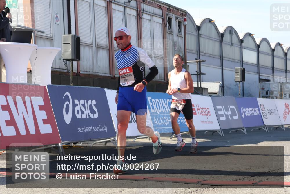 03.10.2025 - Köhlbrandbrückenlauf Luisa Fischer http://msf.ph/oto/9024267 03.10.2025 12:50:56 Ziel 4072, 6216, 6552 meine-sportfotos.de