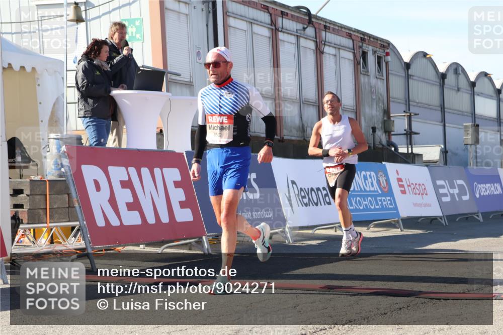 03.10.2025 - Köhlbrandbrückenlauf Luisa Fischer http://msf.ph/oto/9024271 03.10.2025 12:50:56 Ziel 4072, 6216, 6552 meine-sportfotos.de