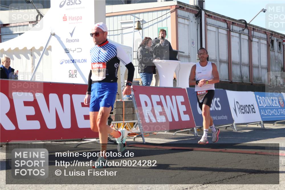 03.10.2025 - Köhlbrandbrückenlauf Luisa Fischer http://msf.ph/oto/9024282 03.10.2025 12:50:57 Ziel 4072, 6216, 6552 meine-sportfotos.de