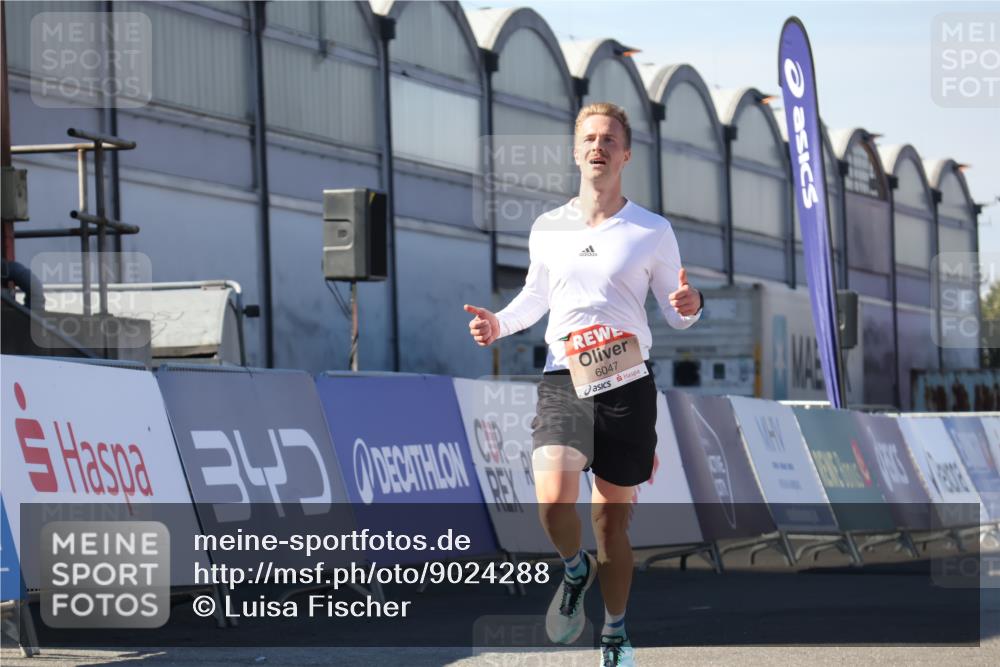03.10.2025 - Köhlbrandbrückenlauf Luisa Fischer http://msf.ph/oto/9024288 03.10.2025 12:51:17 Ziel 6047 meine-sportfotos.de