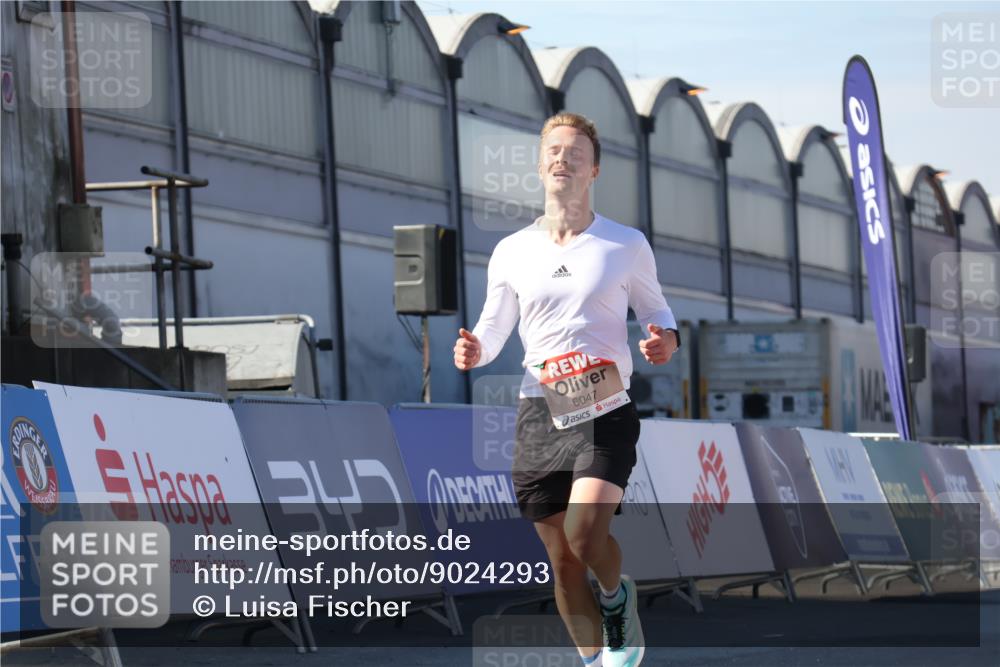 03.10.2025 - Köhlbrandbrückenlauf Luisa Fischer http://msf.ph/oto/9024293 03.10.2025 12:51:18 Ziel 6047 meine-sportfotos.de