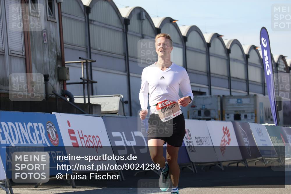 03.10.2025 - Köhlbrandbrückenlauf Luisa Fischer http://msf.ph/oto/9024298 03.10.2025 12:51:18 Ziel 6047 meine-sportfotos.de