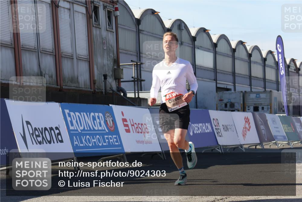 03.10.2025 - Köhlbrandbrückenlauf Luisa Fischer http://msf.ph/oto/9024303 03.10.2025 12:51:18 Ziel 6047 meine-sportfotos.de