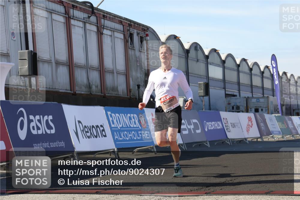 03.10.2025 - Köhlbrandbrückenlauf Luisa Fischer http://msf.ph/oto/9024307 03.10.2025 12:51:19 Ziel 6047 meine-sportfotos.de