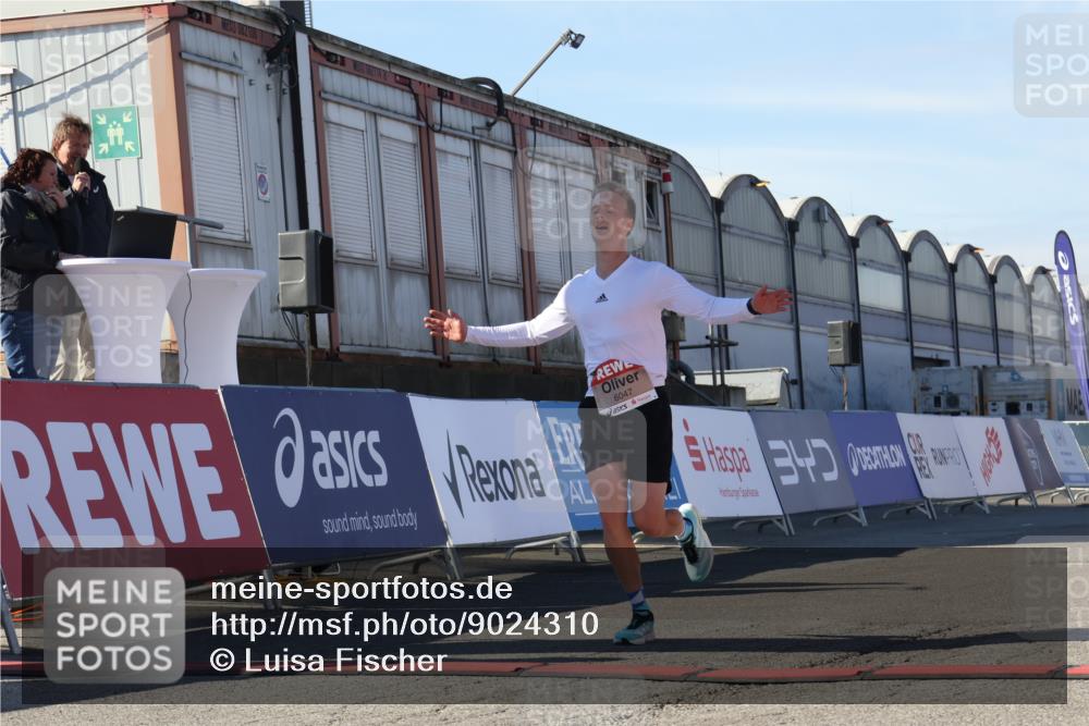 03.10.2025 - Köhlbrandbrückenlauf Luisa Fischer http://msf.ph/oto/9024310 03.10.2025 12:51:19 Ziel 6047 meine-sportfotos.de