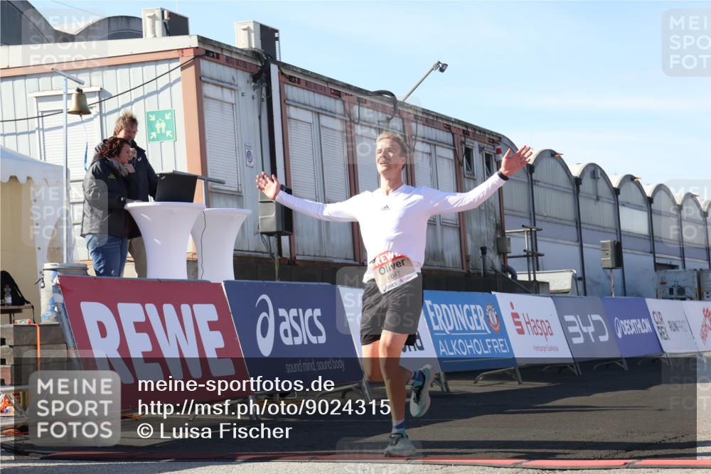 03.10.2025 - Köhlbrandbrückenlauf Luisa Fischer http://msf.ph/oto/9024315 03.10.2025 12:51:19 Ziel 6047 meine-sportfotos.de