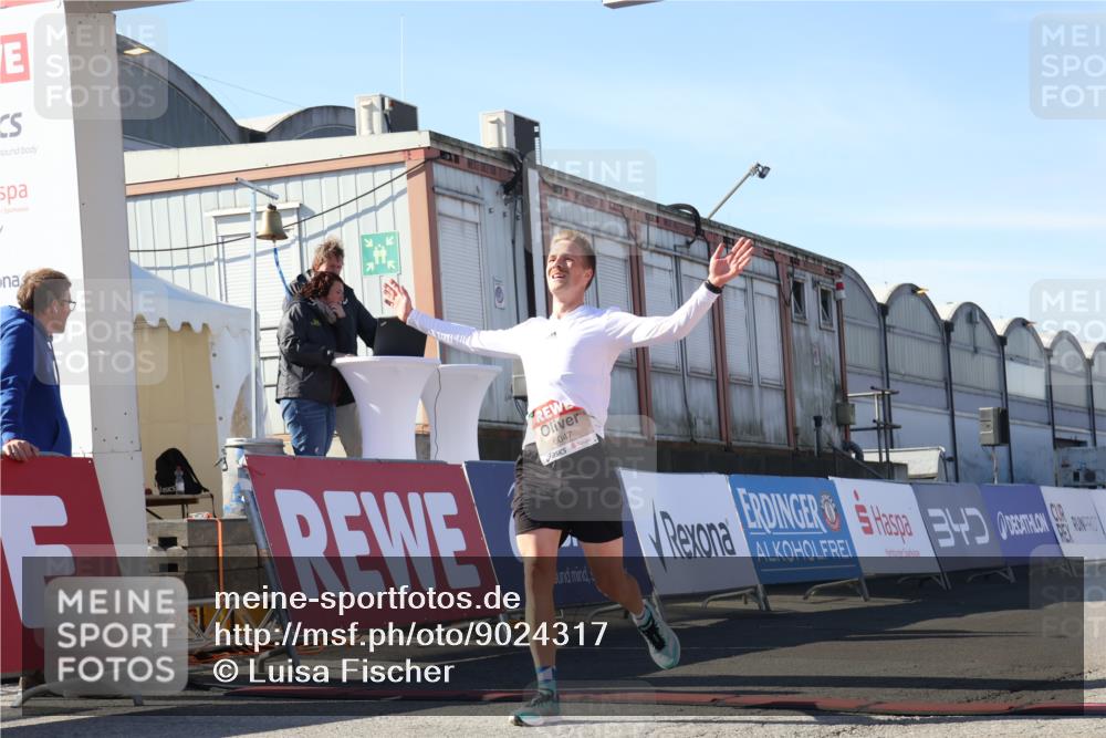 03.10.2025 - Köhlbrandbrückenlauf Luisa Fischer http://msf.ph/oto/9024317 03.10.2025 12:51:20 Ziel 6047 meine-sportfotos.de