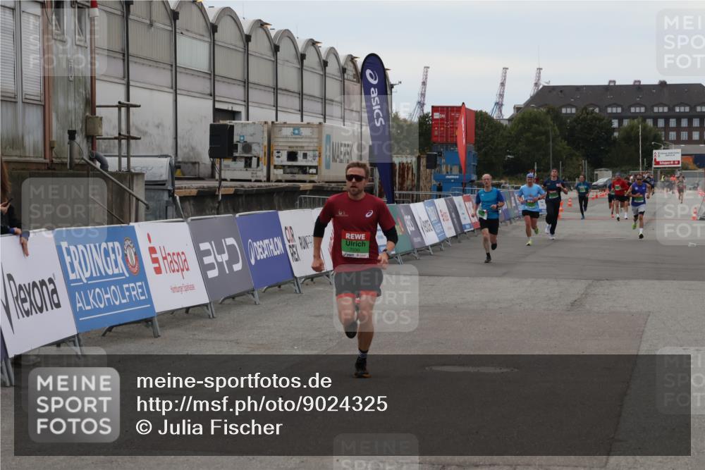 03.10.2025 - Köhlbrandbrückenlauf Julia Fischer http://msf.ph/oto/9024325 03.10.2025 15:55:34 Ziel 7030, 8993 meine-sportfotos.de