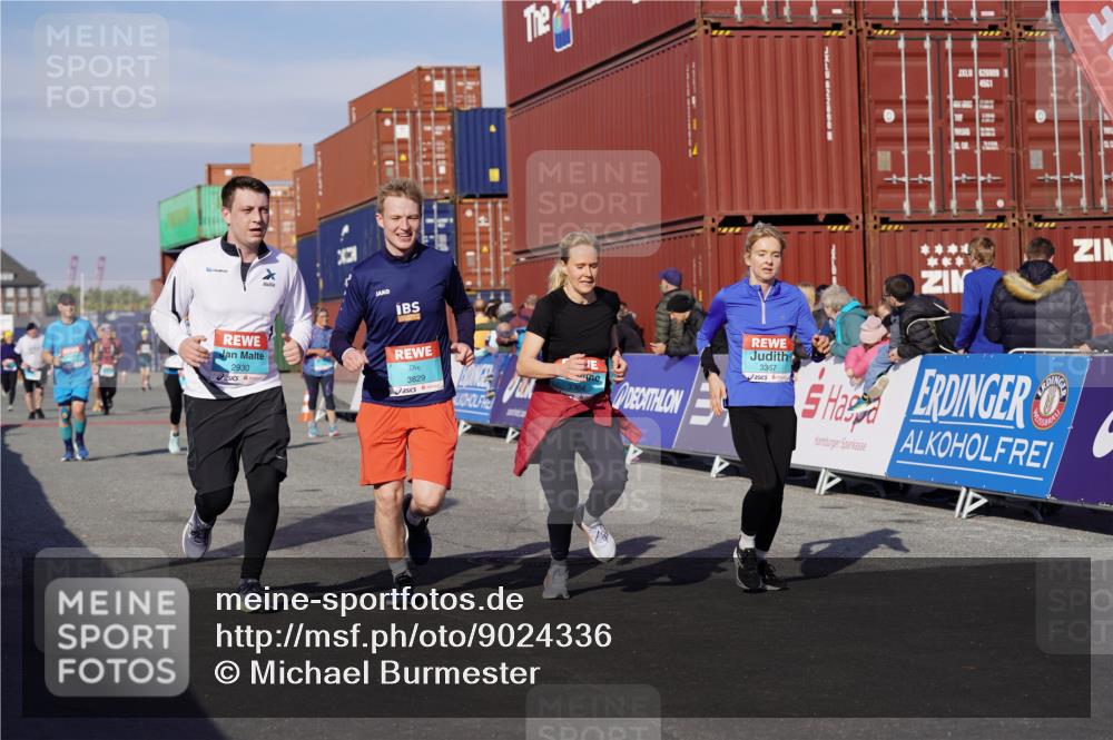 03.10.2025 - Köhlbrandbrückenlauf Michael Burmester http://msf.ph/oto/9024336 03.10.2025 10:26:53 Ziel 1935, 2586, 2774, 2930, 3044, 3232, 3241, 3242, 3364, 3367, 3703, 3829 meine-sportfotos.de