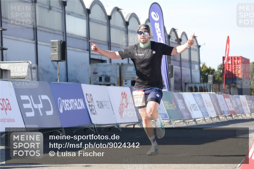 03.10.2025 - Köhlbrandbrückenlauf Luisa Fischer http://msf.ph/oto/9024342 03.10.2025 12:51:26 Ziel 6047, 6458 meine-sportfotos.de