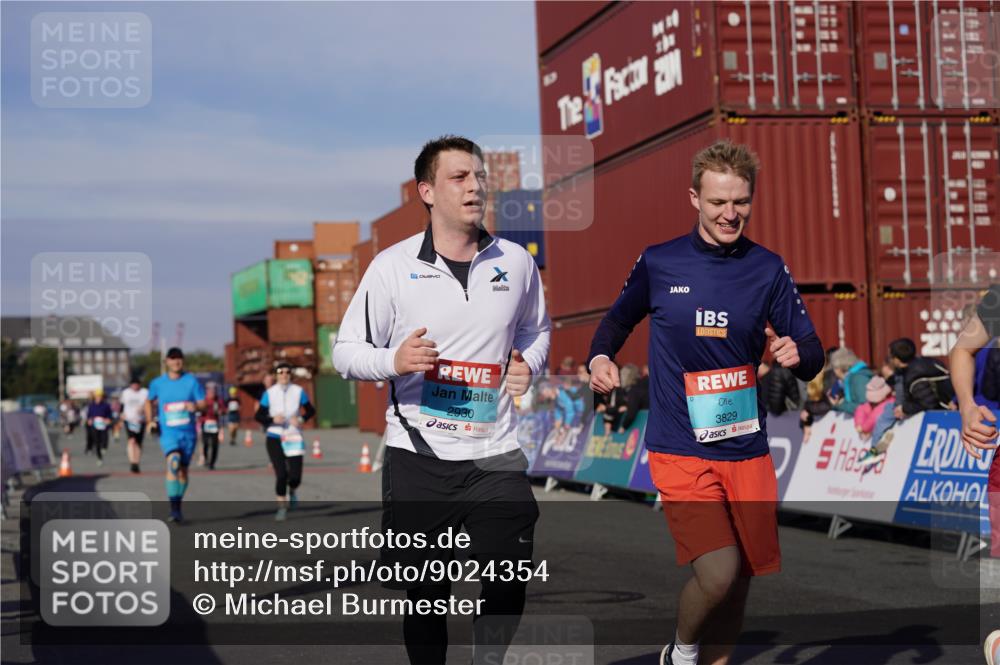 03.10.2025 - Köhlbrandbrückenlauf Michael Burmester http://msf.ph/oto/9024354 03.10.2025 10:26:54 Ziel 1935, 2774, 2930, 3044, 3232, 3241, 3242, 3364, 3367, 3703, 3829 meine-sportfotos.de