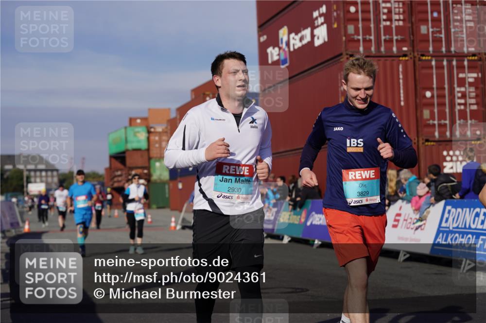 03.10.2025 - Köhlbrandbrückenlauf Michael Burmester http://msf.ph/oto/9024361 03.10.2025 10:26:54 Ziel 1935, 2774, 2930, 3044, 3232, 3241, 3242, 3364, 3367, 3703, 3829 meine-sportfotos.de