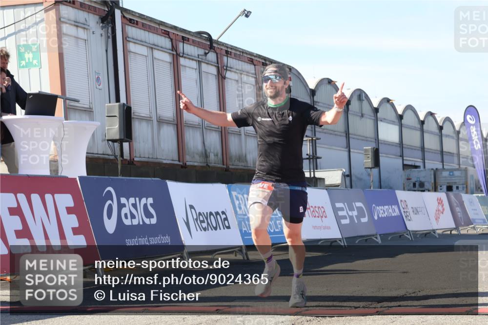 03.10.2025 - Köhlbrandbrückenlauf Luisa Fischer http://msf.ph/oto/9024365 03.10.2025 12:51:27 Ziel 6047, 6458 meine-sportfotos.de