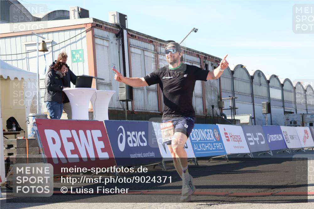 03.10.2025 - Köhlbrandbrückenlauf Luisa Fischer http://msf.ph/oto/9024371 03.10.2025 12:51:28 Ziel 6047, 6458 meine-sportfotos.de